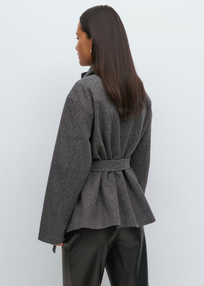 Kurze Jacke mit hohem Kragen