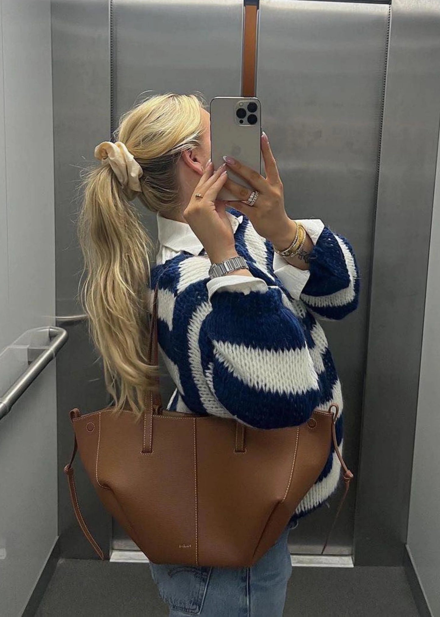 Locker gestrickter Pullover