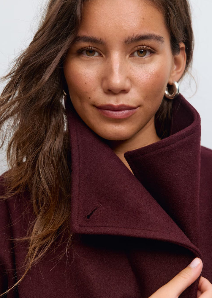 Kurze Jacke mit hohem Kragen