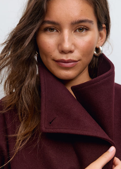 Kurze Jacke mit hohem Kragen