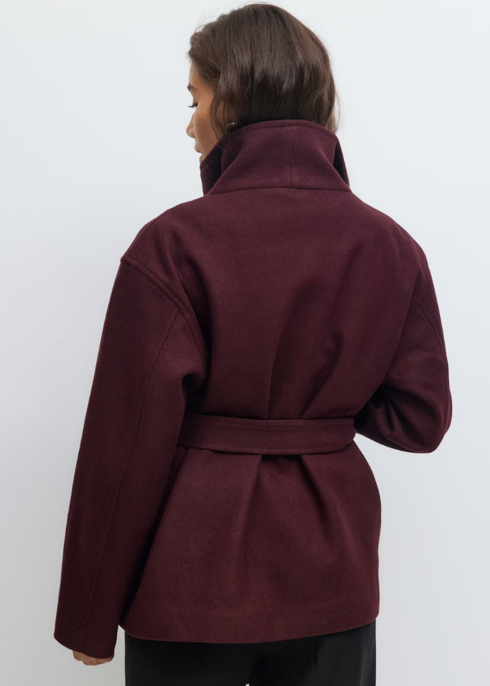 Kurze Jacke mit hohem Kragen