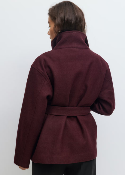 Kurze Jacke mit hohem Kragen